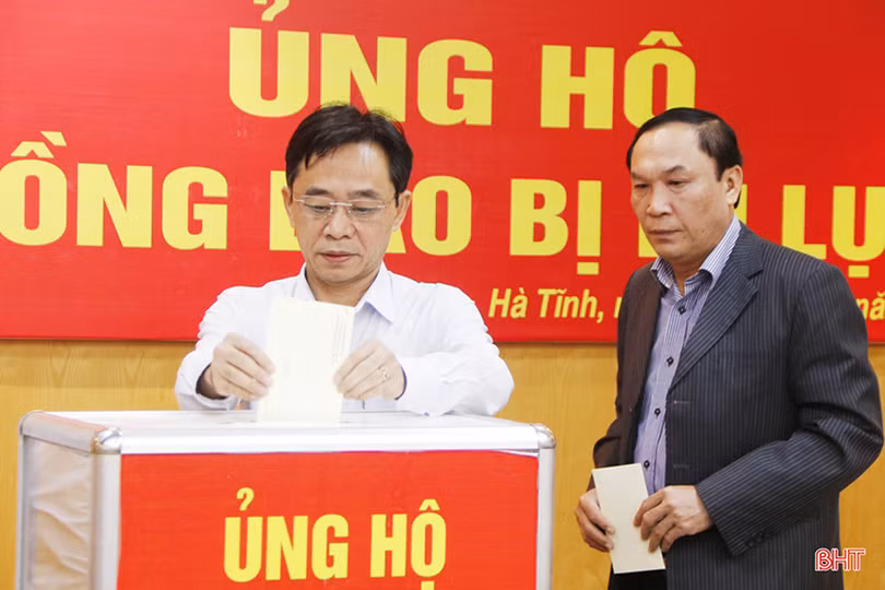 Cán bộ, công chức Hà Tĩnh quyên góp ủng hộ bà con vùng lũ