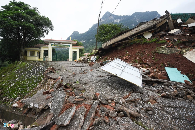 Quốc lộ 12A bị nứt gãy như động đất