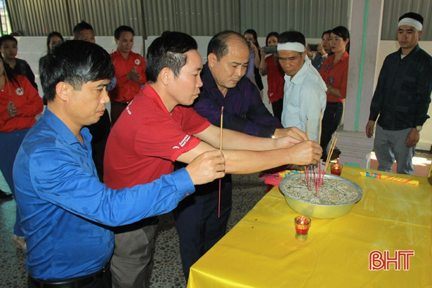 Hỗ trợ thân nhân 2 chiến sỹ hy sinh ở Quảng Trị 18 triệu đồng