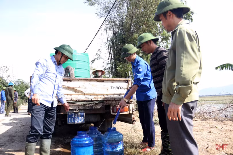 Hơn 1.000 cán bộ, chiến sĩ TX Kỳ Anh giúp dân khắc phục hậu quả mưa lũ