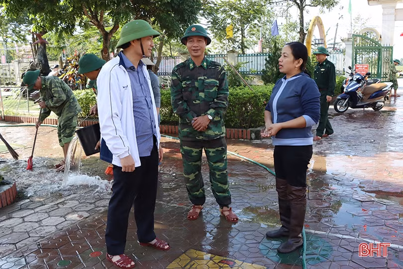 Bí thư Tỉnh ủy thăm hỏi, động viên người dân vùng lũ Cẩm Xuyên