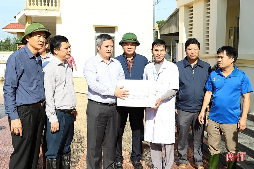 Khẩn trương khắc phục hậu quả lũ lụt, hỗ trợ người dân Hà Tĩnh sấy lúa