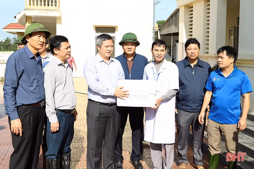 Khẩn trương khắc phục hậu quả lũ lụt, hỗ trợ người dân Hà Tĩnh sấy lúa