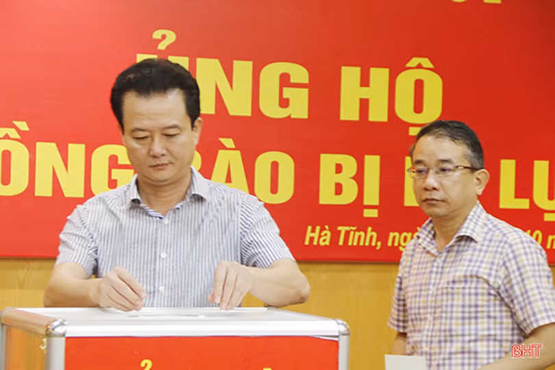 Cán bộ, công chức Hà Tĩnh quyên góp ủng hộ bà con vùng lũ