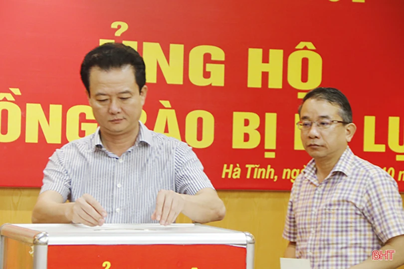 Cán bộ, công chức Hà Tĩnh quyên góp ủng hộ bà con vùng lũ