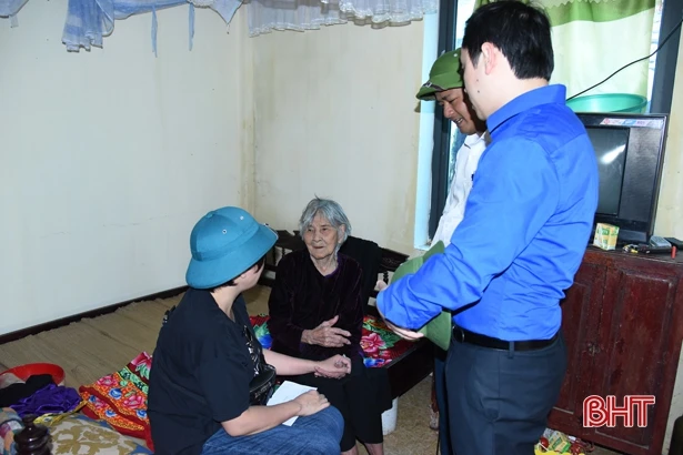 Thêm nhiều phần quà ý nghĩa hướng về người dân vùng lũ Hà Tĩnh