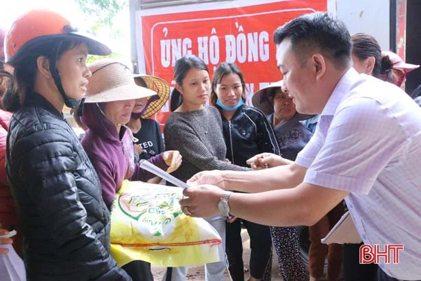 Thêm nhiều phần quà ý nghĩa hướng về người dân vùng lũ Hà Tĩnh