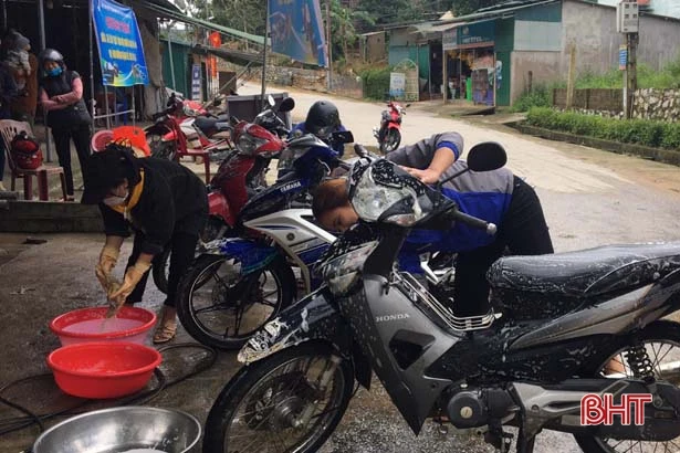 Tuổi trẻ Vũ Quang “Rửa xe gây quỹ” ủng hộ người dân vùng lũ Cẩm Xuyên