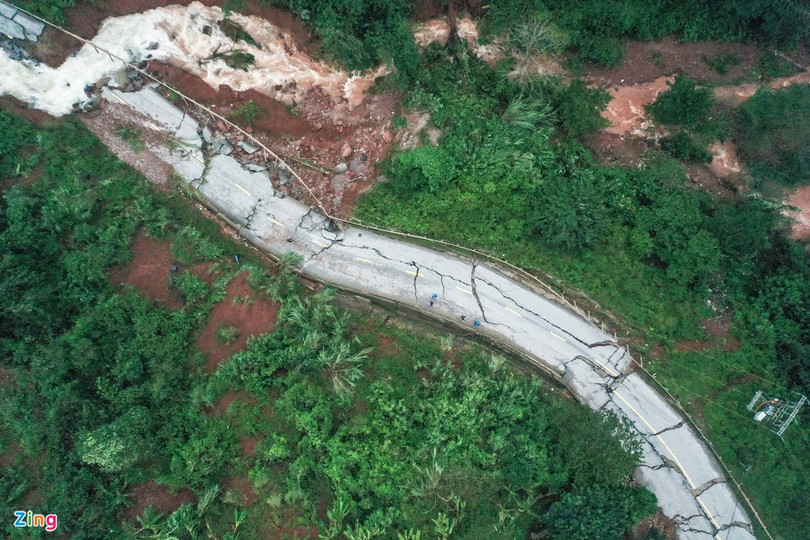 Quốc lộ 12A bị nứt gãy như động đất