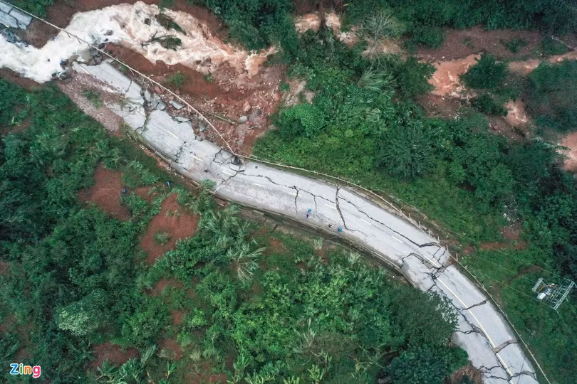 Quốc lộ 12A bị nứt gãy như động đất