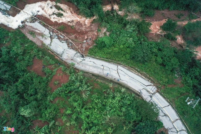 Quốc lộ 12A bị nứt gãy như động đất