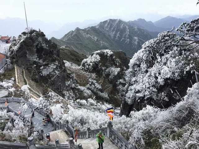 Băng giá bất ngờ xuất hiện trên đỉnh Fansipan giữa tháng 10 - 3 Băng giá bất ngờ xuất hiện trên đỉnh Fansipan giữa tháng 10