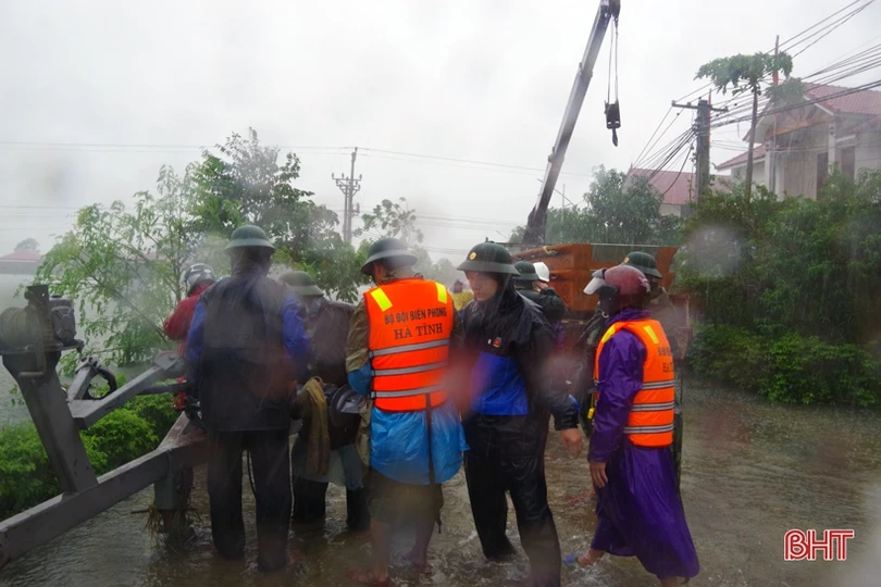 Bộ đội Biên phòng Hà Tĩnh điều 200 cán bộ, chiến sỹ ứng cứu người dân vùng lũ