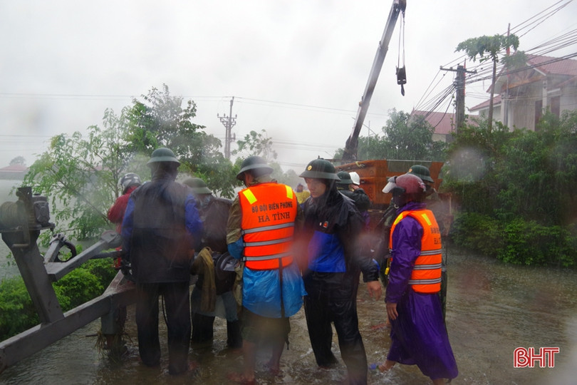 Bộ đội Biên phòng Hà Tĩnh điều 200 cán bộ, chiến sỹ ứng cứu người dân vùng lũ