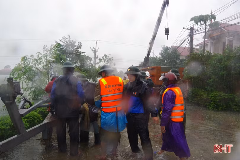 Bộ đội Biên phòng Hà Tĩnh điều 200 cán bộ, chiến sỹ ứng cứu người dân vùng lũ