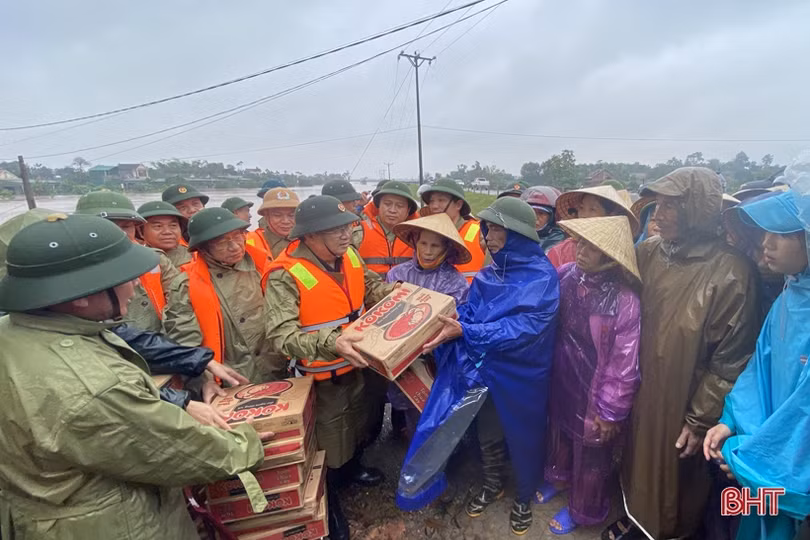 Phó Thủ tướng Trịnh Đình Dũng cùng lãnh đạo Hà Tĩnh trao quà cứu trợ “tâm lũ” Cẩm Xuyên