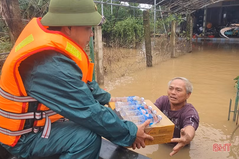 Cận cảnh cứu trợ người dân “tâm lũ” Cẩm Xuyên trong sáng nay