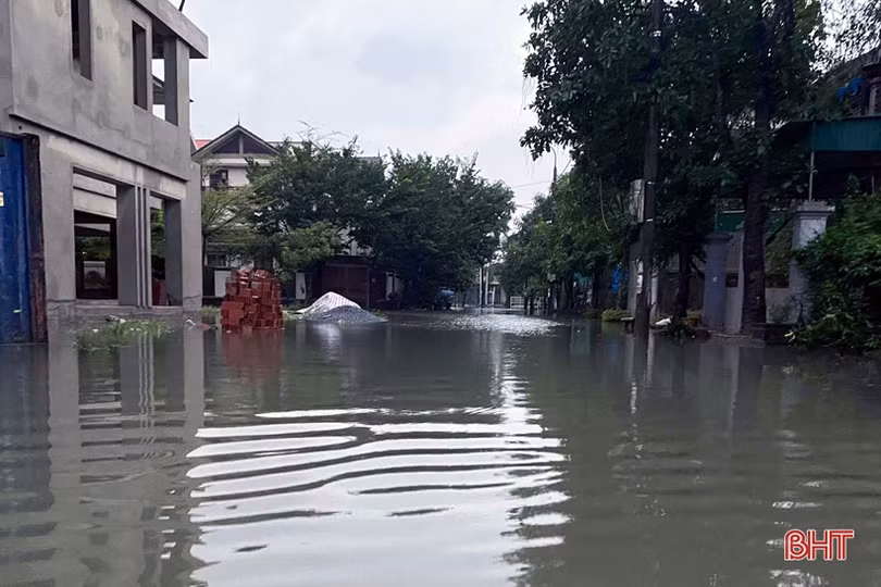 Sáng nay, nhiều phường ở TP Hà Tĩnh vẫn ngập sâu trong nước