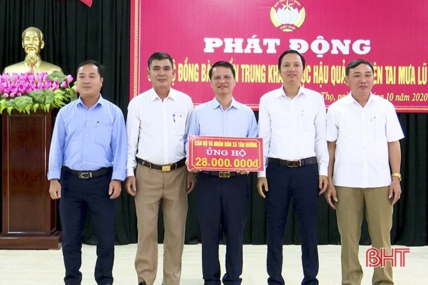 Cán bộ, công chức Hà Tĩnh quyên góp ủng hộ bà con vùng lũ