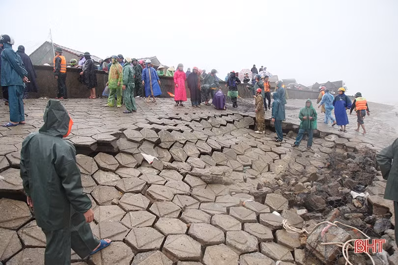 Huy động cả trăm người ứng cứu đê biển bị sạt lở ở Cẩm Nhượng