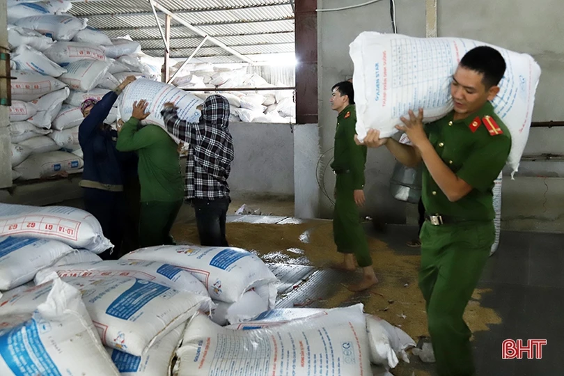 Khẩn trương khắc phục hậu quả lũ lụt, hỗ trợ người dân Hà Tĩnh sấy lúa