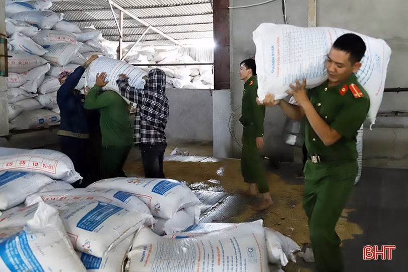 Khẩn trương khắc phục hậu quả lũ lụt, hỗ trợ người dân Hà Tĩnh sấy lúa