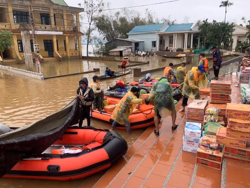 PVC và đội xuồng hơi Hà Nội giải cứu 91 người dân kẹt trong vùng lũ