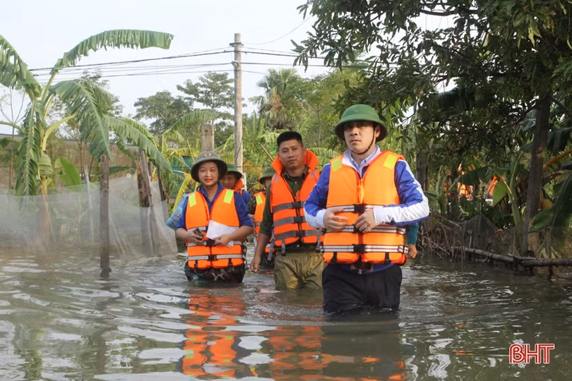 Tuổi Trẻ Hà Tĩnh hỗ trợ người dân vùng lũ 300 triệu đồng