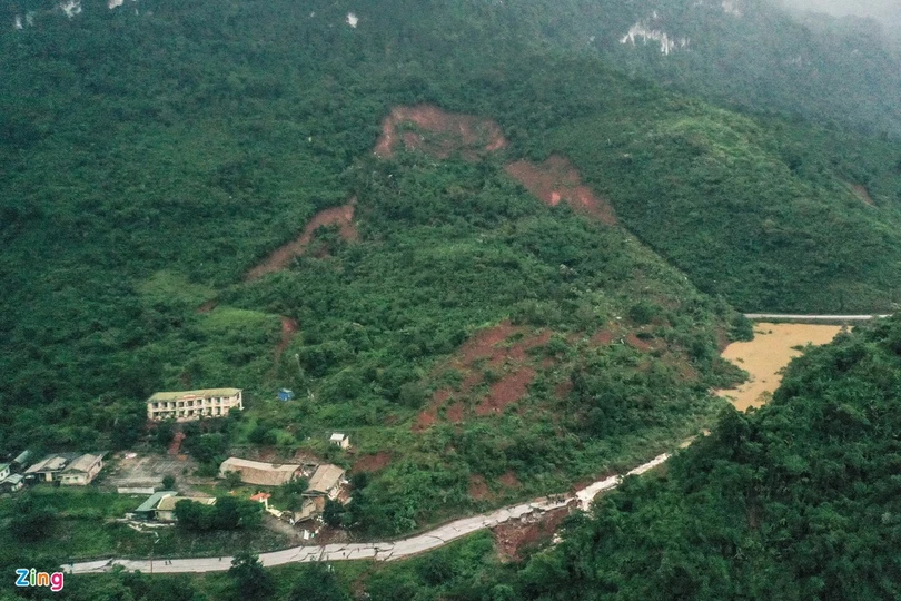 Quốc lộ 12A bị nứt gãy như động đất