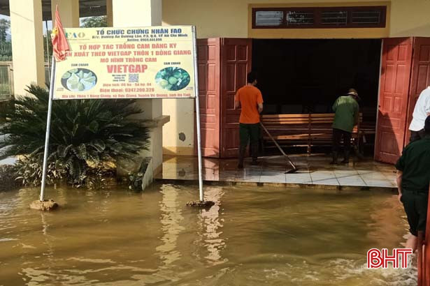 Người dân các địa phương ở Hà Tĩnh tập trung xử lý môi trường sau lũ