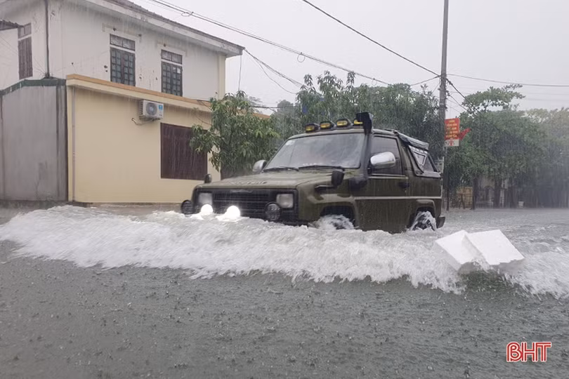 Nước lũ lên nhanh, người dân TP Hà Tĩnh đổ xô mua lương thực tích trữ