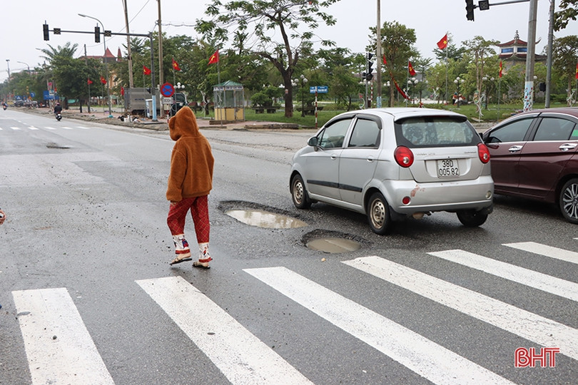 Nhiều đoạn Quốc lộ 1 hư hỏng nặng do mưa lũ