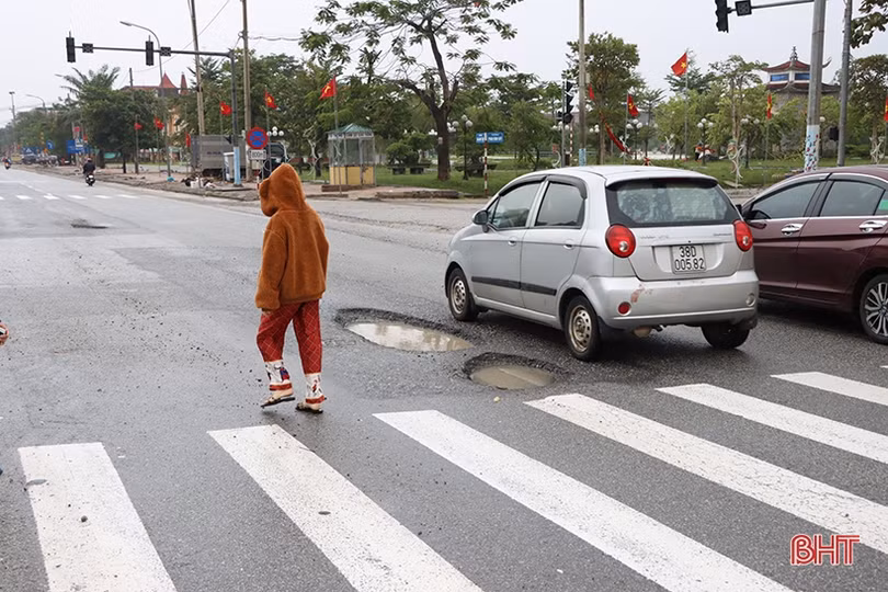 Nhiều đoạn Quốc lộ 1 hư hỏng nặng do mưa lũ