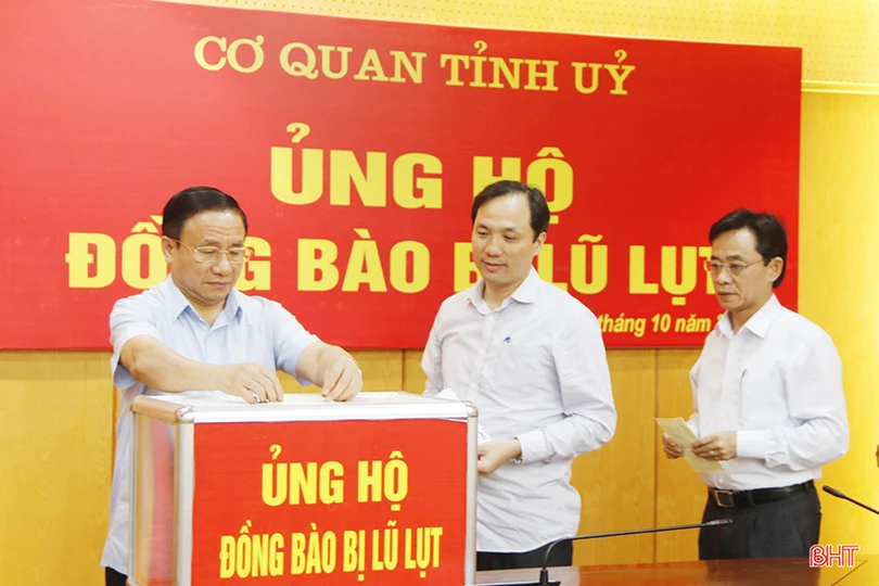 Cán bộ, công chức Hà Tĩnh quyên góp ủng hộ bà con vùng lũ