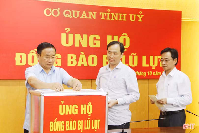 Cán bộ, công chức Hà Tĩnh quyên góp ủng hộ bà con vùng lũ