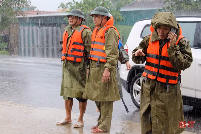 Công an Thạch Hà giải cứu nhiều hộ dân mắc kẹt vì ngập lũ
