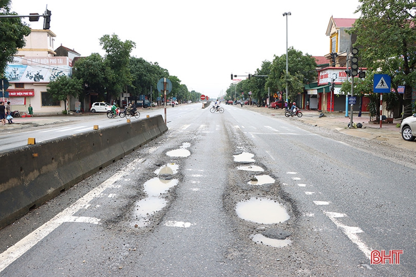 Nhiều đoạn Quốc lộ 1 hư hỏng nặng do mưa lũ