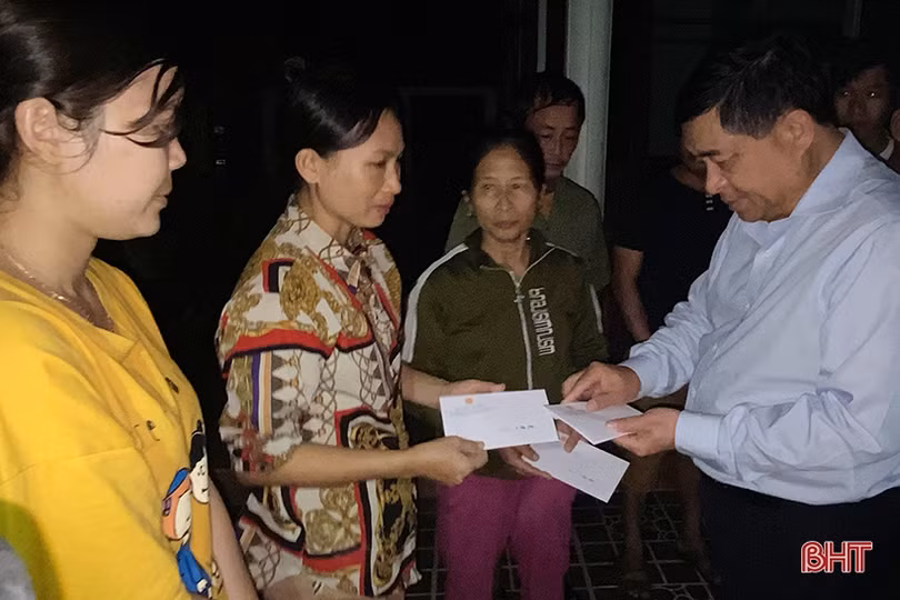 Bộ trưởng Bộ Kế hoạch & Đầu tư động viên, hỗ trợ Nhân dân vùng lũ Hà Tĩnh