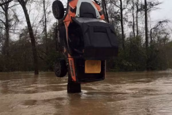 Nhiều cách bảo vệ ôtô độc đáo trong mùa lũ lụt