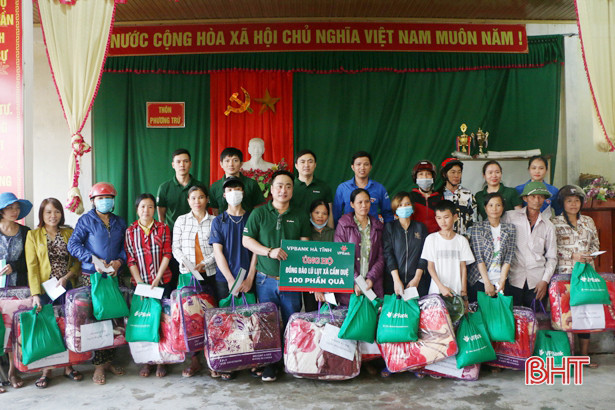VP Bank Hà Tĩnh trao 100 triệu đồng hỗ trợ đồng bào lũ lụt