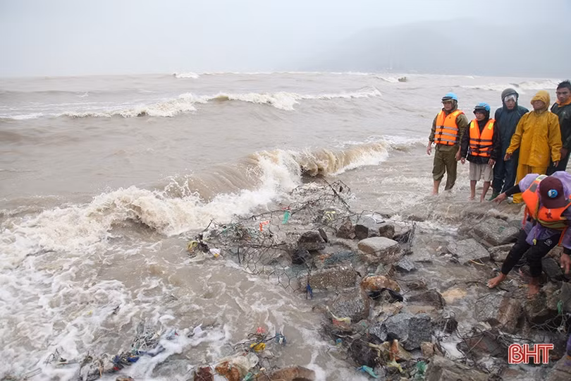 Huy động cả trăm người ứng cứu đê biển bị sạt lở ở Cẩm Nhượng