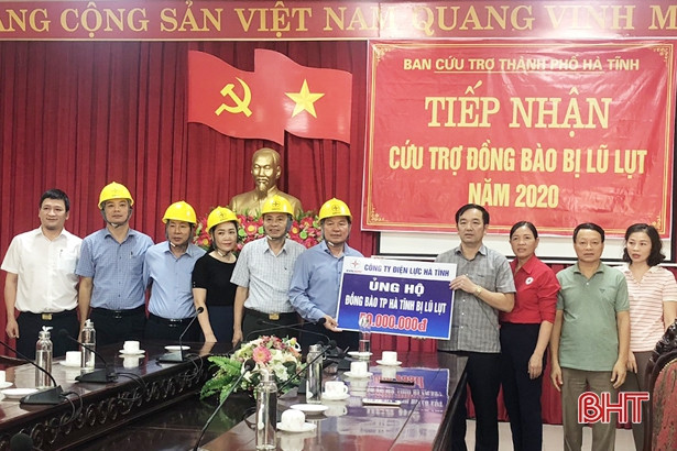Điện lực Hà Tĩnh ủng hộ đồng bào lũ lụt 200 triệu đồng
