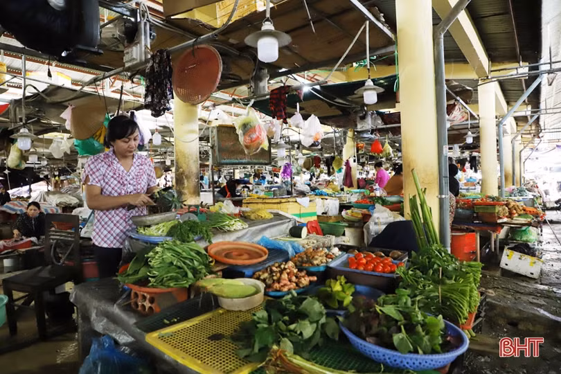 Giá cả thực phẩm tại chợ dân sinh ở TP Hà Tĩnh ổn định sau lũ