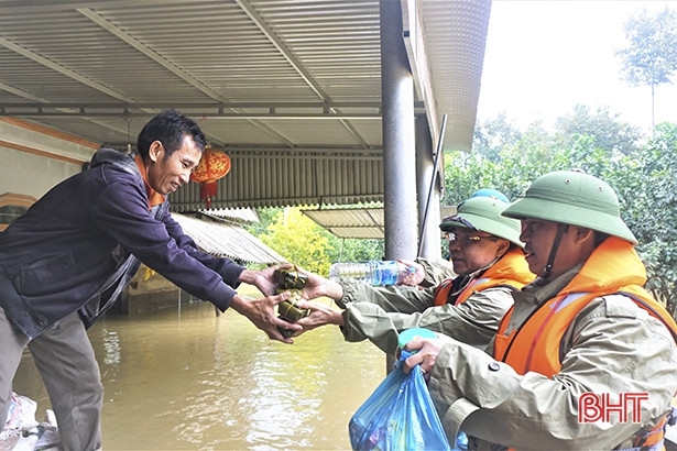 Lãnh đạo huyện Hương Khê trao quà cứu trợ bà con vùng lũ