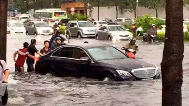 Kinh nghiệm lái xe trong ngày mưa bão