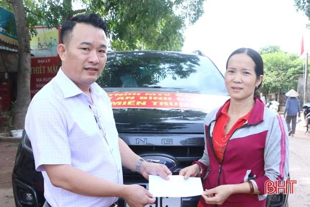 Thêm nhiều phần quà ý nghĩa hướng về người dân vùng lũ Hà Tĩnh