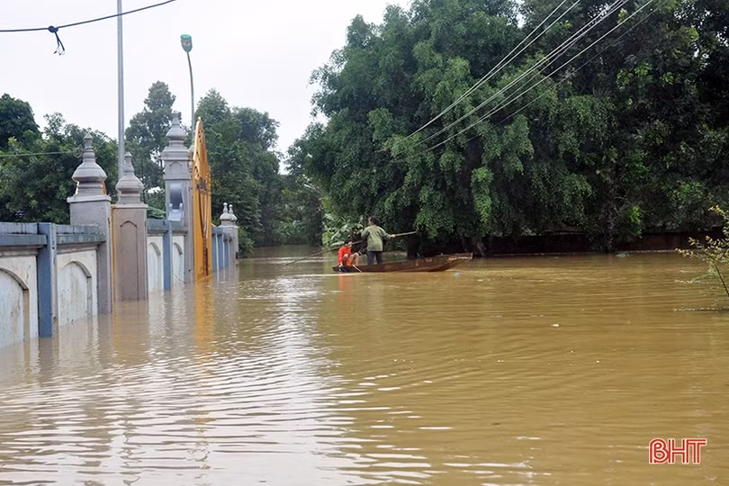 “Mục sở thị” cảnh sống chung với lũ của người dân miền núi Hà Tĩnh