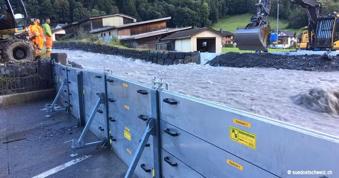 Nhiều cách bảo vệ ôtô độc đáo trong mùa lũ lụt