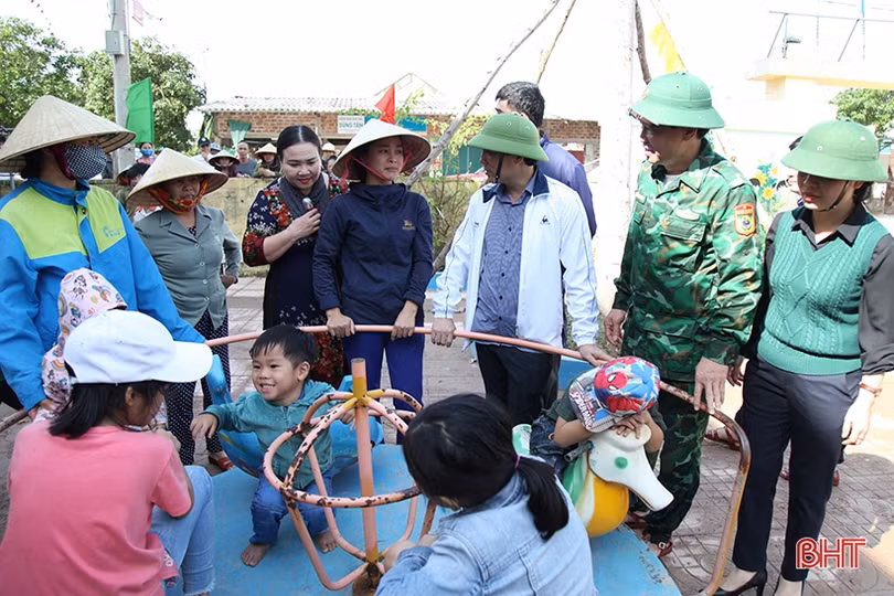 Bí thư Tỉnh ủy thăm hỏi, động viên người dân vùng lũ Cẩm Xuyên