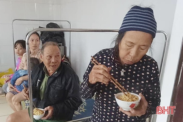 Người dân vùng lũ Thạch Hà tiếp nhận nhiều sự sẻ chia